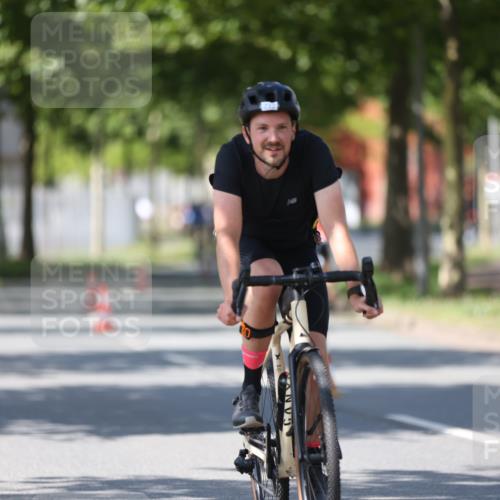 10.08.2025 - GEWOBA Citytriathlon Bremen Yannick Fuchs http://msf.ph/oto/8547639 10.08.2025 13:06:41 Radfahren 621, 638, 655, 679, 699, 732, 788, 867, 914, 927 meine-sportfotos.de