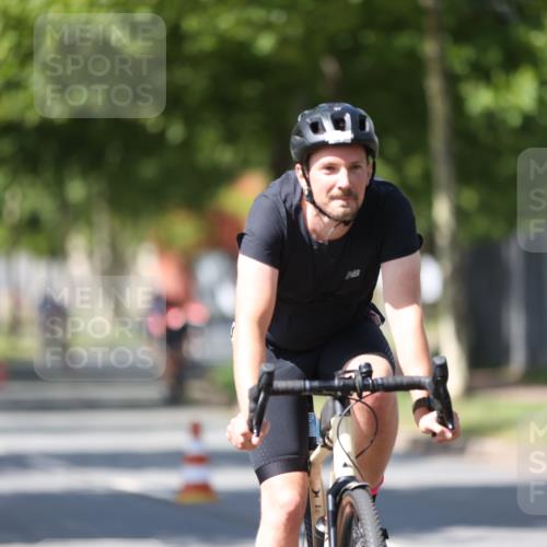 10.08.2025 - GEWOBA Citytriathlon Bremen Yannick Fuchs http://msf.ph/oto/8547642 10.08.2025 13:06:42 Radfahren 621, 638, 655, 679, 699, 732, 788, 867, 914, 927 meine-sportfotos.de