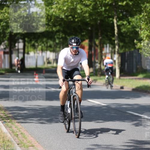 10.08.2025 - GEWOBA Citytriathlon Bremen Yannick Fuchs http://msf.ph/oto/8547667 10.08.2025 12:11:20 Radfahren 575, 645, 669, 679, 687, 713, 835, 894, 1038 meine-sportfotos.de