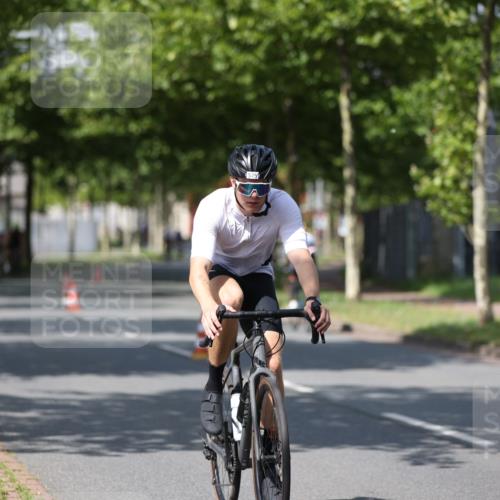 10.08.2025 - GEWOBA Citytriathlon Bremen Yannick Fuchs http://msf.ph/oto/8547669 10.08.2025 12:11:20 Radfahren 575, 645, 669, 679, 687, 713, 835, 894, 1038 meine-sportfotos.de