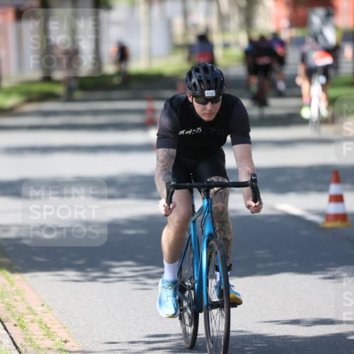 10.08.2025 - GEWOBA Citytriathlon Bremen Yannick Fuchs http://msf.ph/oto/8547687 10.08.2025 13:07:21 Radfahren 649, 656, 717, 724, 806, 820, 873, 888, 903, 950, 959 meine-sportfotos.de