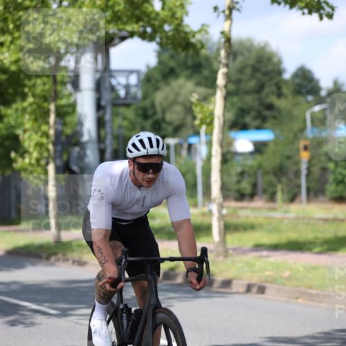 10.08.2025 - GEWOBA Citytriathlon Bremen Yannick Fuchs http://msf.ph/oto/8547708 10.08.2025 12:11:30 Radfahren 575, 578, 583, 645, 713, 894, 1038 meine-sportfotos.de