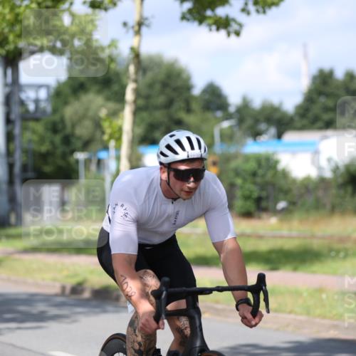 10.08.2025 - GEWOBA Citytriathlon Bremen Yannick Fuchs http://msf.ph/oto/8547710 10.08.2025 12:11:30 Radfahren 575, 578, 583, 645, 713, 894, 1038 meine-sportfotos.de