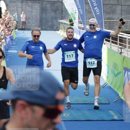 10.08.2025 - GEWOBA Citytriathlon Bremen H.Heesch http://msf.ph/oto/8547845 10.08.2025 11:31:41 Ziel 117, 378, 394 meine-sportfotos.de
