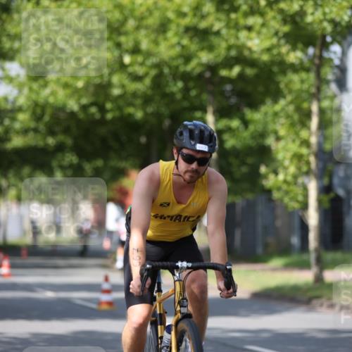 10.08.2025 - GEWOBA Citytriathlon Bremen Yannick Fuchs http://msf.ph/oto/8547858 10.08.2025 12:12:03 Radfahren 576, 605, 667, 699, 702, 799, 816, 907, 1003 meine-sportfotos.de