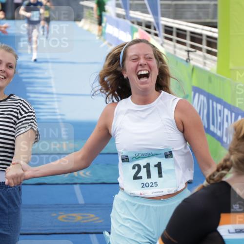 10.08.2025 - GEWOBA Citytriathlon Bremen H.Heesch http://msf.ph/oto/8547885 10.08.2025 11:32:16 Ziel 211, 215, 441 meine-sportfotos.de