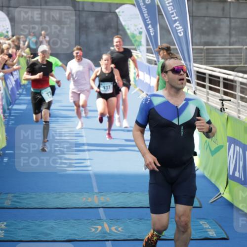 10.08.2025 - GEWOBA Citytriathlon Bremen H.Heesch http://msf.ph/oto/8547958 10.08.2025 11:32:38 Ziel 11, 77, 137, 356, 400 meine-sportfotos.de