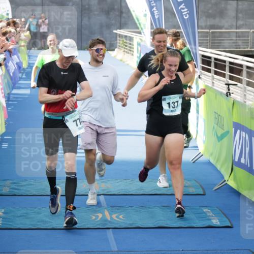 10.08.2025 - GEWOBA Citytriathlon Bremen H.Heesch http://msf.ph/oto/8547966 10.08.2025 11:32:40 Ziel 11, 77, 137, 356, 400 meine-sportfotos.de