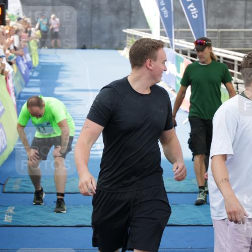 10.08.2025 - GEWOBA Citytriathlon Bremen H.Heesch http://msf.ph/oto/8547981 10.08.2025 11:32:43 Ziel 11, 77, 137, 400 meine-sportfotos.de