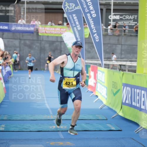 10.08.2025 - GEWOBA Citytriathlon Bremen H.Heesch http://msf.ph/oto/8548027 10.08.2025 11:33:06 Ziel 358, 421 meine-sportfotos.de