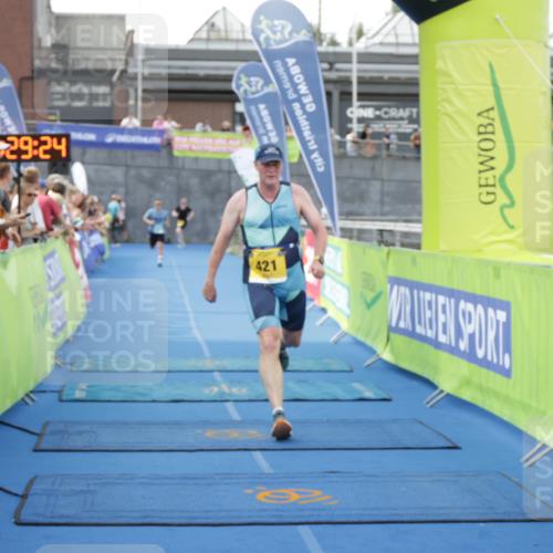 10.08.2025 - GEWOBA Citytriathlon Bremen H.Heesch http://msf.ph/oto/8548030 10.08.2025 11:33:06 Ziel 358, 421 meine-sportfotos.de