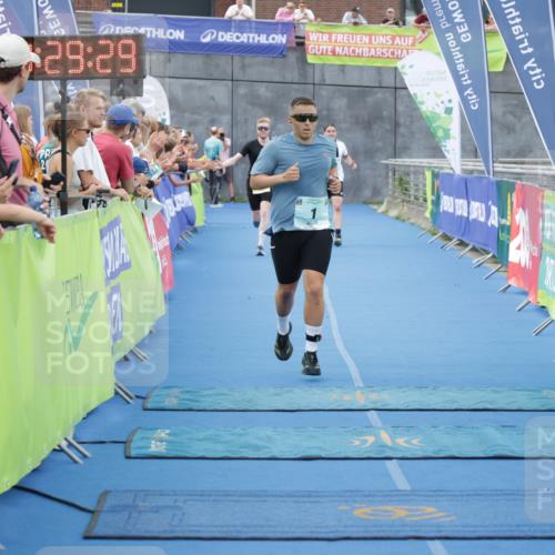10.08.2025 - GEWOBA Citytriathlon Bremen H.Heesch http://msf.ph/oto/8548033 10.08.2025 11:33:11 Ziel 1, 123, 358, 421 meine-sportfotos.de
