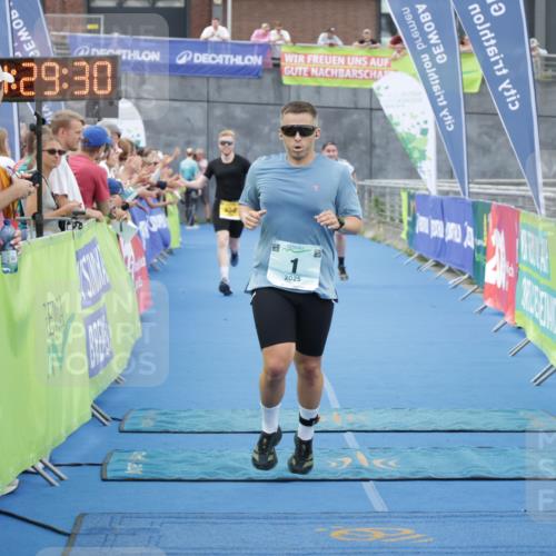 10.08.2025 - GEWOBA Citytriathlon Bremen H.Heesch http://msf.ph/oto/8548051 10.08.2025 11:33:12 Ziel 1, 123, 358, 421 meine-sportfotos.de