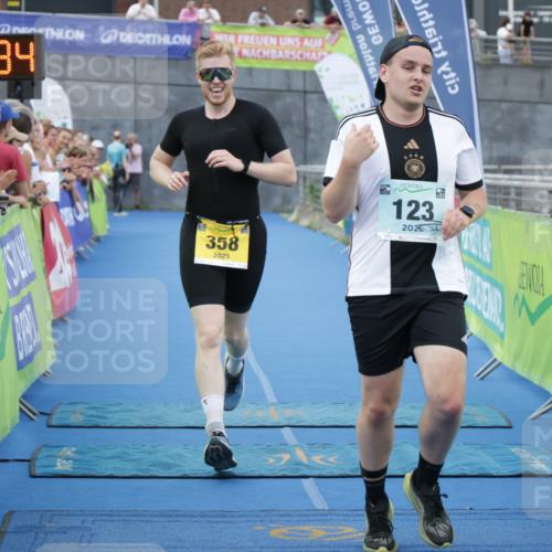 10.08.2025 - GEWOBA Citytriathlon Bremen H.Heesch http://msf.ph/oto/8548063 10.08.2025 11:33:15 Ziel 1, 123, 358 meine-sportfotos.de