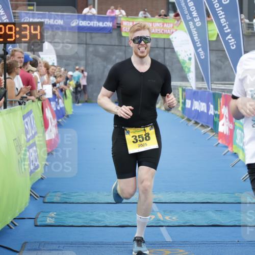 10.08.2025 - GEWOBA Citytriathlon Bremen H.Heesch http://msf.ph/oto/8548068 10.08.2025 11:33:16 Ziel 1, 123, 358 meine-sportfotos.de