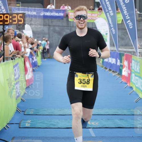 10.08.2025 - GEWOBA Citytriathlon Bremen H.Heesch http://msf.ph/oto/8548089 10.08.2025 11:33:16 Ziel 1, 123, 358 meine-sportfotos.de
