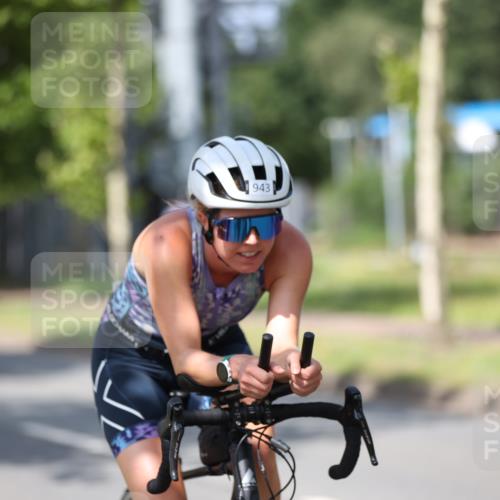 10.08.2025 - GEWOBA Citytriathlon Bremen Yannick Fuchs http://msf.ph/oto/8548094 10.08.2025 12:12:51 Radfahren 640, 675, 692, 745, 767, 771, 851, 884, 885, 960 meine-sportfotos.de