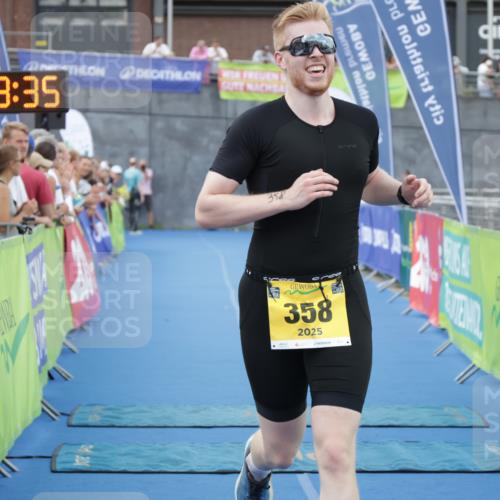 10.08.2025 - GEWOBA Citytriathlon Bremen H.Heesch http://msf.ph/oto/8548116 10.08.2025 11:33:17 Ziel 1, 123, 358 meine-sportfotos.de