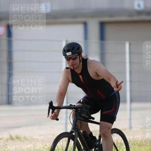 10.08.2025 - GEWOBA Citytriathlon Bremen Yannick Fuchs http://msf.ph/oto/8548196 10.08.2025 13:11:06 Radfahren 593, 738, 759 meine-sportfotos.de