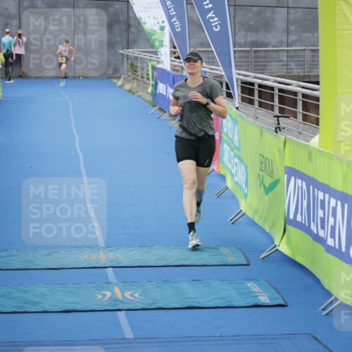 10.08.2025 - GEWOBA Citytriathlon Bremen H.Heesch http://msf.ph/oto/8548209 10.08.2025 11:33:35 Ziel 359, 491 meine-sportfotos.de