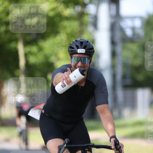 10.08.2025 - GEWOBA Citytriathlon Bremen Yannick Fuchs http://msf.ph/oto/8548220 10.08.2025 12:13:26 Radfahren 552, 612, 649, 760, 770, 774, 916, 1013, 1026 meine-sportfotos.de