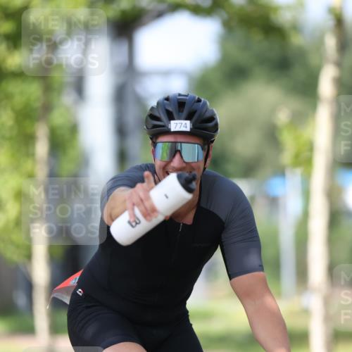 10.08.2025 - GEWOBA Citytriathlon Bremen Yannick Fuchs http://msf.ph/oto/8548223 10.08.2025 12:13:26 Radfahren 552, 612, 649, 760, 770, 774, 916, 1013, 1026 meine-sportfotos.de