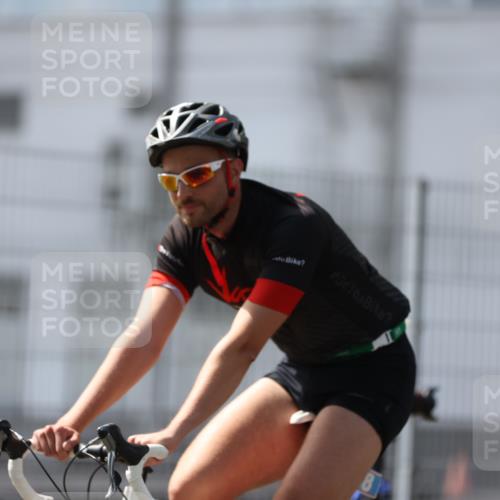 10.08.2025 - GEWOBA Citytriathlon Bremen Yannick Fuchs http://msf.ph/oto/8548239 10.08.2025 13:11:34 Radfahren 604, 664, 667, 686, 688, 708, 894, 915, 933, 937 meine-sportfotos.de