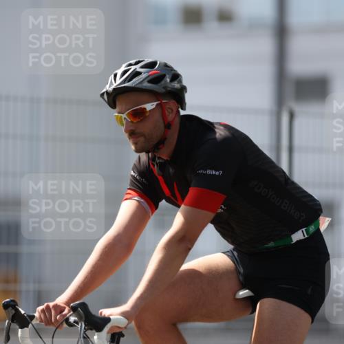 10.08.2025 - GEWOBA Citytriathlon Bremen Yannick Fuchs http://msf.ph/oto/8548241 10.08.2025 13:11:35 Radfahren 604, 664, 667, 686, 688, 708, 894, 915, 933, 937, 966 meine-sportfotos.de