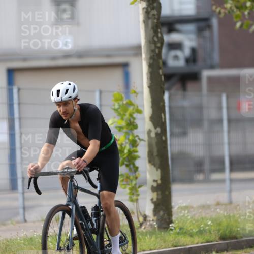 10.08.2025 - GEWOBA Citytriathlon Bremen Yannick Fuchs http://msf.ph/oto/8548244 10.08.2025 13:11:38 Radfahren 604, 664, 667, 688, 894, 915, 933, 937, 966, 1017, 1032 meine-sportfotos.de