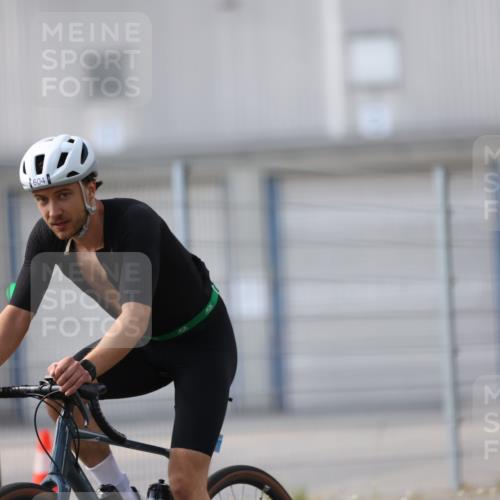 10.08.2025 - GEWOBA Citytriathlon Bremen Yannick Fuchs http://msf.ph/oto/8548252 10.08.2025 13:11:38 Radfahren 604, 664, 667, 688, 894, 915, 933, 937, 966, 1017, 1032 meine-sportfotos.de