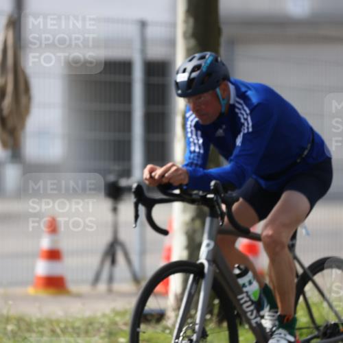 10.08.2025 - GEWOBA Citytriathlon Bremen Yannick Fuchs http://msf.ph/oto/8548262 10.08.2025 13:11:44 Radfahren 604, 635, 667, 750, 894, 933, 937, 966, 1017, 1032 meine-sportfotos.de