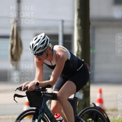 10.08.2025 - GEWOBA Citytriathlon Bremen Yannick Fuchs http://msf.ph/oto/8548275 10.08.2025 13:11:48 Radfahren 635, 667, 750, 894, 933, 937, 966, 1017, 1032 meine-sportfotos.de