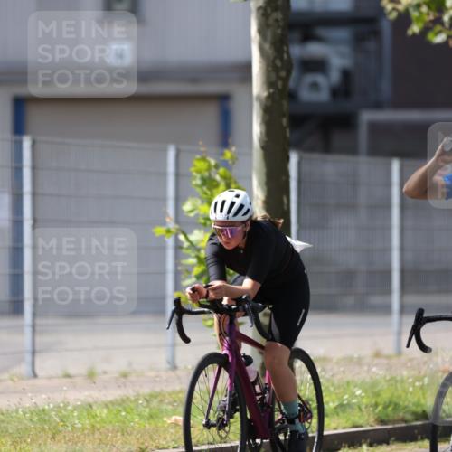 10.08.2025 - GEWOBA Citytriathlon Bremen Yannick Fuchs http://msf.ph/oto/8548280 10.08.2025 13:11:51 Radfahren 635, 667, 750, 894, 933, 937, 966, 1017, 1032 meine-sportfotos.de