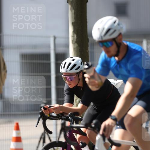 10.08.2025 - GEWOBA Citytriathlon Bremen Yannick Fuchs http://msf.ph/oto/8548284 10.08.2025 13:11:51 Radfahren 635, 667, 750, 894, 933, 937, 966, 1017, 1032 meine-sportfotos.de