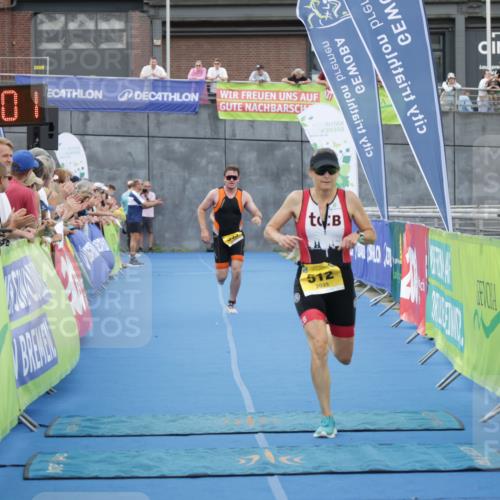 10.08.2025 - GEWOBA Citytriathlon Bremen H.Heesch http://msf.ph/oto/8548298 10.08.2025 11:33:43 Ziel 353, 491, 512 meine-sportfotos.de