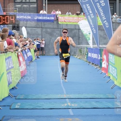 10.08.2025 - GEWOBA Citytriathlon Bremen H.Heesch http://msf.ph/oto/8548306 10.08.2025 11:33:45 Ziel 353, 512 meine-sportfotos.de