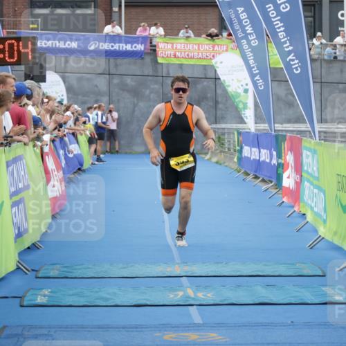 10.08.2025 - GEWOBA Citytriathlon Bremen H.Heesch http://msf.ph/oto/8548314 10.08.2025 11:33:46 Ziel 353, 432, 512 meine-sportfotos.de