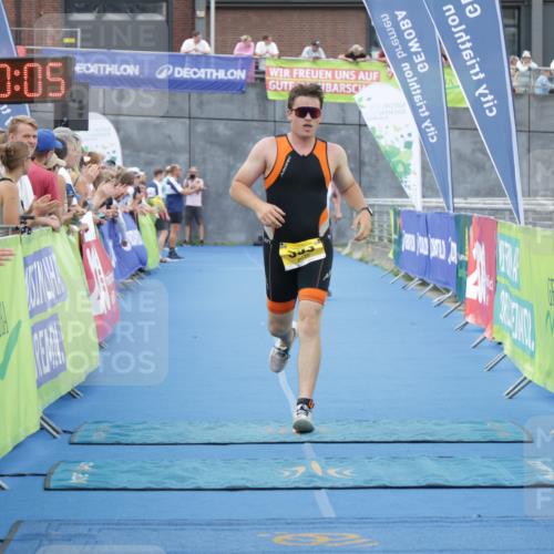10.08.2025 - GEWOBA Citytriathlon Bremen H.Heesch http://msf.ph/oto/8548322 10.08.2025 11:33:47 Ziel 353, 432, 512 meine-sportfotos.de
