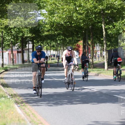 10.08.2025 - GEWOBA Citytriathlon Bremen Yannick Fuchs http://msf.ph/oto/8548338 10.08.2025 12:13:46 Radfahren 552, 568, 590, 612, 621, 649, 664, 733, 770, 776, 823, 863, 916, 1017 meine-sportfotos.de