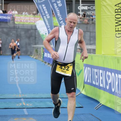 10.08.2025 - GEWOBA Citytriathlon Bremen H.Heesch http://msf.ph/oto/8548340 10.08.2025 11:33:53 Ziel 352, 353, 432 meine-sportfotos.de