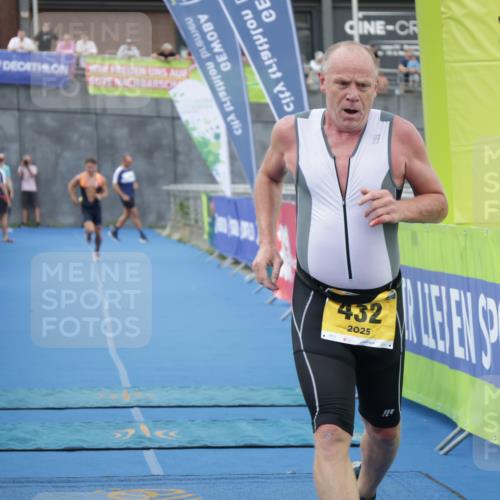 10.08.2025 - GEWOBA Citytriathlon Bremen H.Heesch http://msf.ph/oto/8548344 10.08.2025 11:33:53 Ziel 352, 353, 432 meine-sportfotos.de