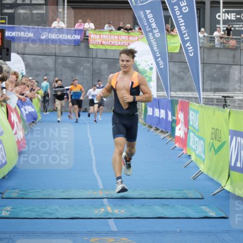 10.08.2025 - GEWOBA Citytriathlon Bremen H.Heesch http://msf.ph/oto/8548348 10.08.2025 11:33:58 Ziel 352, 432 meine-sportfotos.de