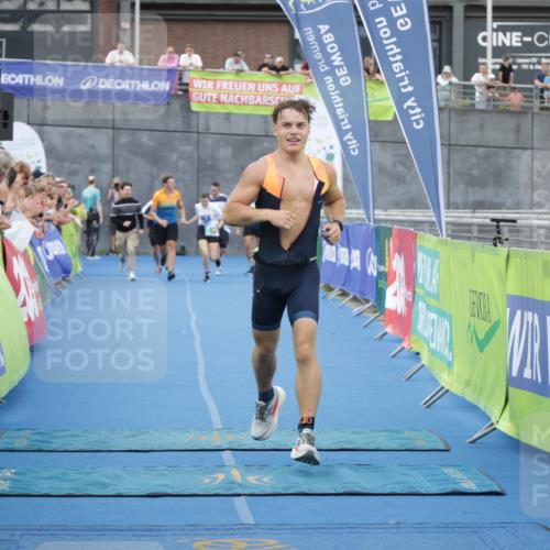 10.08.2025 - GEWOBA Citytriathlon Bremen H.Heesch http://msf.ph/oto/8548351 10.08.2025 11:33:59 Ziel 352, 432 meine-sportfotos.de