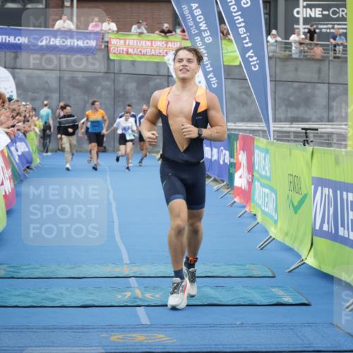 10.08.2025 - GEWOBA Citytriathlon Bremen H.Heesch http://msf.ph/oto/8548356 10.08.2025 11:33:59 Ziel 352, 432 meine-sportfotos.de