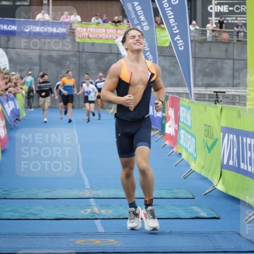 10.08.2025 - GEWOBA Citytriathlon Bremen H.Heesch http://msf.ph/oto/8548360 10.08.2025 11:33:59 Ziel 352, 432 meine-sportfotos.de