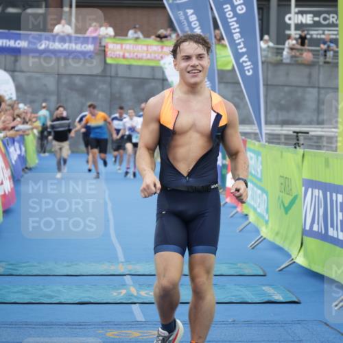 10.08.2025 - GEWOBA Citytriathlon Bremen H.Heesch http://msf.ph/oto/8548364 10.08.2025 11:34:00 Ziel 31, 352 meine-sportfotos.de