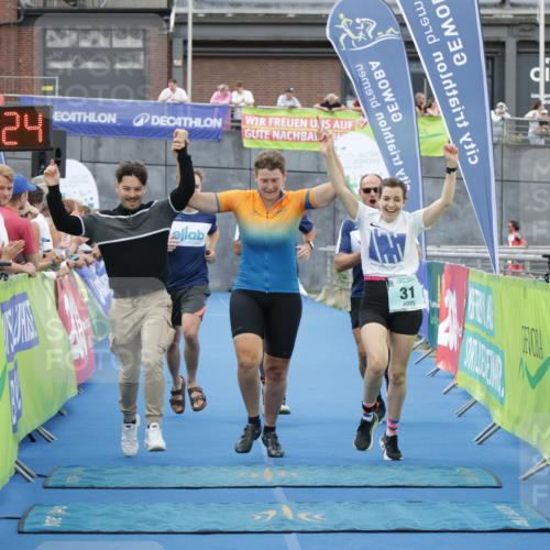 10.08.2025 - GEWOBA Citytriathlon Bremen H.Heesch http://msf.ph/oto/8548394 10.08.2025 11:34:05 Ziel 31, 35, 352 meine-sportfotos.de