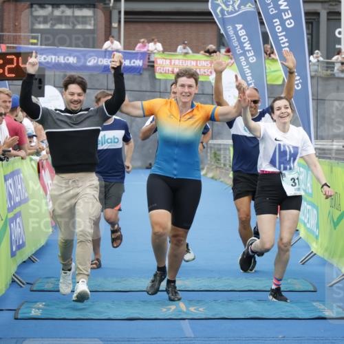 10.08.2025 - GEWOBA Citytriathlon Bremen H.Heesch http://msf.ph/oto/8548405 10.08.2025 11:34:06 Ziel 31, 35, 352 meine-sportfotos.de