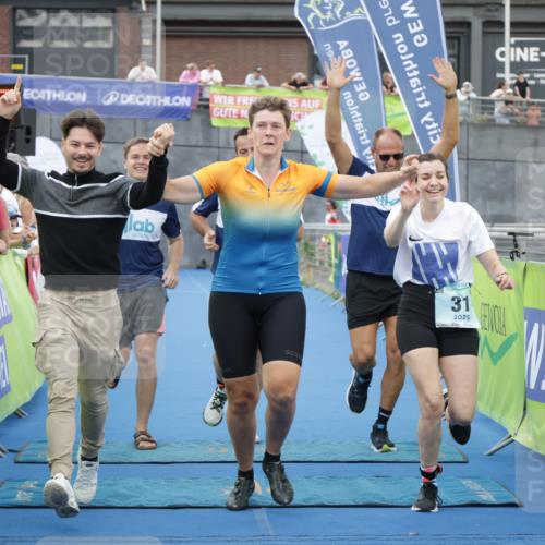 10.08.2025 - GEWOBA Citytriathlon Bremen H.Heesch http://msf.ph/oto/8548409 10.08.2025 11:34:06 Ziel 31, 35, 352 meine-sportfotos.de