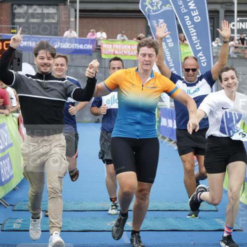 10.08.2025 - GEWOBA Citytriathlon Bremen H.Heesch http://msf.ph/oto/8548412 10.08.2025 11:34:07 Ziel 31, 35 meine-sportfotos.de